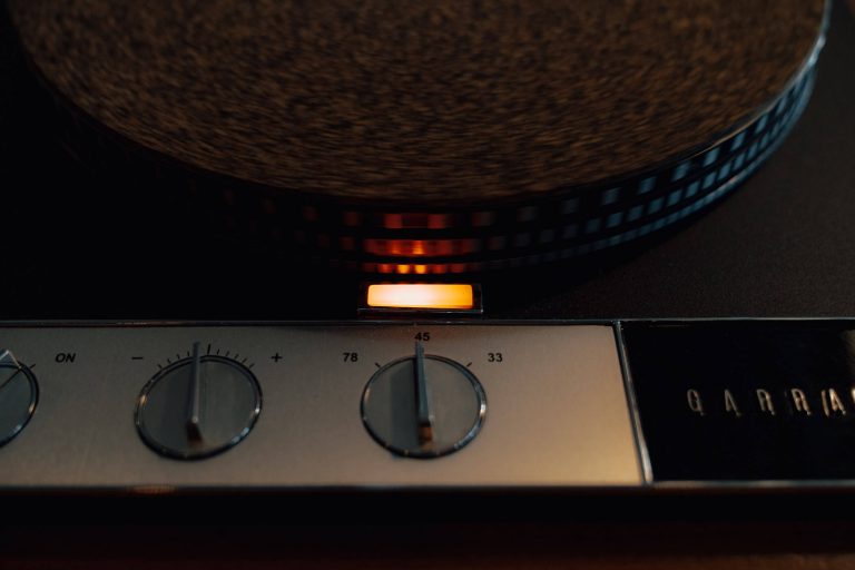 dials on record player